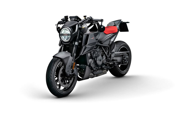 Trên toàn Đông Nam Á hiện chỉ có Việt Nam là nước sở hữu tới 2 chiếc KTM Brabus 1300 R và 1 trong số đó thuộc sở hữu của doanh nhân Nguyễn Quốc Vũ. Xe của nhà Đoàn Di Bằng thuộc phiên bản màu Magma Red.