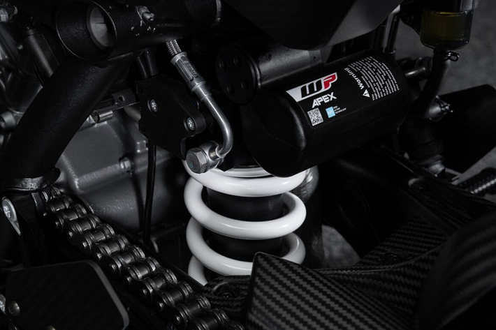 Về truyền động, KTM Brabus 1300 R vẫn sử dụng loại động cơ V-Twin 1.301cc sản sinh công suất 180 mã lực tại vòng tua máy 9.500 vòng/phút, mô-men xoắn cực đại đạt 140 Nm tại 8.000 vòng/phút. KTM Brabus 1300 R cung cấp cho người dùng 5 chế độ lái phù hợp với nhiều điều kiện và nhu cầu đi đường khác nhau, bao gồm: Rain, Street, Sport, Track và Performance.