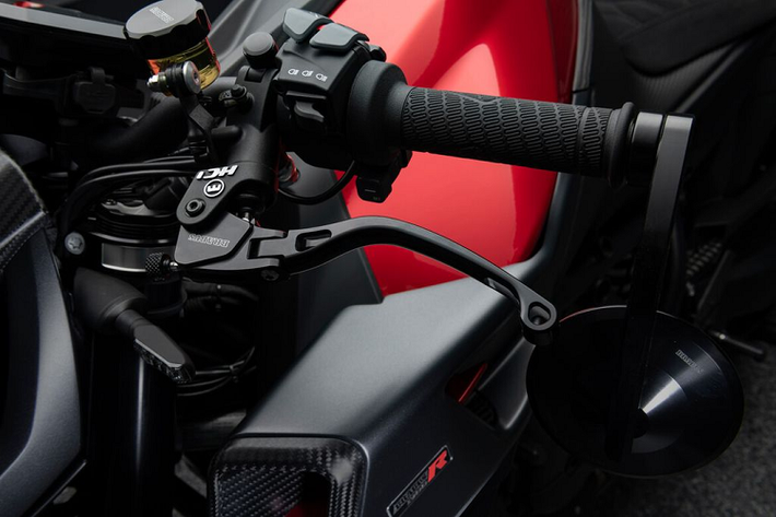 Trên 1300 R, một số chi tiết còn được Brabus làm gia công CNC như kẹp ba, tay thắng, tay côn, bình chứa dung dịch làm mát, nắp bình dầu và gác chân có thể điều chỉnh 12 nấc. Tương tự nhiều dòng xe khác do BRABUS phát triển, các chi tiết như ốp đèn pha, tấm chắn bùn, cửa hút gió, ốp bình xăng, gù bảo vệ gót chân và tay lái đều được làm từ sợi carbon.