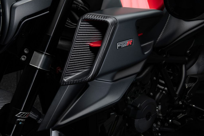 Để phù hợp với sức mạnh động cơ, KTM BRABUS 1300 R sử dụng hệ thống phuộc điện tử bán tự động WP APEX Semi-Active 48 mm thế hệ 2. Xe có 6 chế độ giảm chấn bao gồm: Comfort, Street, Sport, Track, Advanced và Auto, người lái có thể điều chỉnh ngay trên màn hình TFT.