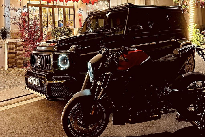 Trong đó, chiếc naked bike gây chú ý hơn cả vì đây là mẫu xe đầu tay đánh dấu sự hợp tác giữa KTM và BRABUS - một trong những hãng độ xe hàng đầu thế giới. KTM Brabus 1300 R của chồng Di Băng chỉ được sản xuất với số lượng giới hạn 154 chiếc trên toàn thế giới cho 2 phối màu và tất cả đều đã được đặt trước.
