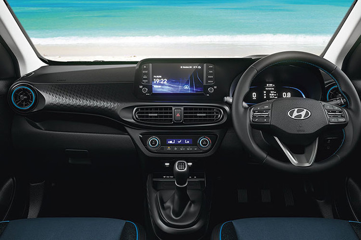 Trái với ngoại thất, nội thất của Hyundai Exter lại khá giống Grand i10 2023 đang bán tại Ấn Độ, thể hiện qua những chi tiết như mặt táp-lô, vô lăng 3 chấu tích hợp phím chỉnh âm lượng, màn hình cảm ứng trung tâm, tapi cửa, núm xoay chỉnh điều hòa và cửa gió điều hòa. Nội thất của mẫu SUV hạng A này có 2 hàng ghế với 5 chỗ ngồi.