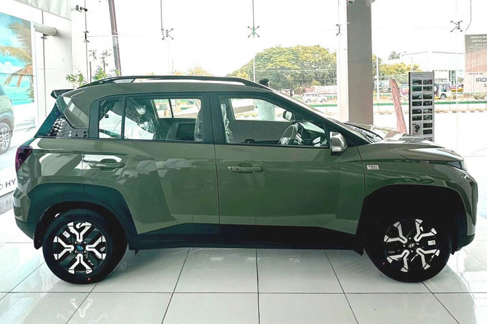 Hyundai Exter 2024 về Việt Nam chính là mẫu xe mới ra mắt ở thị trường Ấn Độ vào hồi tháng 7 năm nay và nhanh chóng gặt hái thành công. Tính từ ngày 8/5 đến đầu tháng 8/2023, đã có hơn 50.000 người đặt mua mẫu SUV hạng A này. So với 2 đối thủ Toyota Raize và Kia Sonet, Hyundai Exter có kích thước nhỏ hơn.