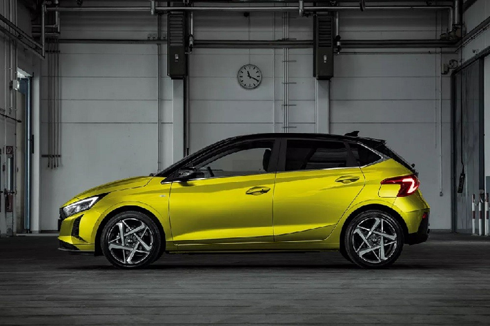Bên trong xe, Hyundai i20 2024 cũng được nâng cấp nhẹ về mặt công nghệ với bảng đồng hồ kỹ thuật số 4,2 inch và cổng USB Type C. Màn hình cảm ứng trung tâm 10,25 inch của xe không có gì thay đổi nhưng thêm tính năng cập nhật phần mềm qua WiFi.