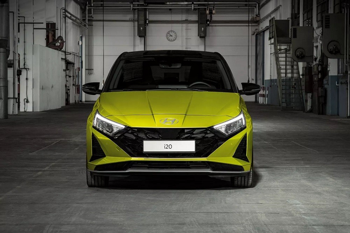 Ở phiên bản nâng cấp, Hyundai i20 chỉ thay đổi nhẹ ở thiết kế ngoại thất. Theo đó, mẫu xe Hàn Quốc này có thêm dải đèn LED định vị ban ngày và cản trước mới. Lưới tản nhiệt của Hyundai i20 2024 cũng đã được thay đổi tạo hình bên trong. Logo của hãng không còn nằm trong lưới tản nhiệt mà chuyển lên phía trên, tương tự nhiều mẫu xe đời mới của Hyundai.
