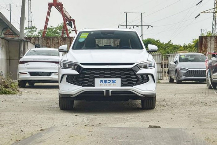 Ngoài ra, xe mới có lưới tản nhiệt ma trận, với các nan nhỏ dính vào nhau. Chưa hết, ngoài cùng lưới tản nhiệt còn có các tấm ốp nhựa màu đen bao phủ bên ngoài, tăng thêm sự hầm hố cho xe.