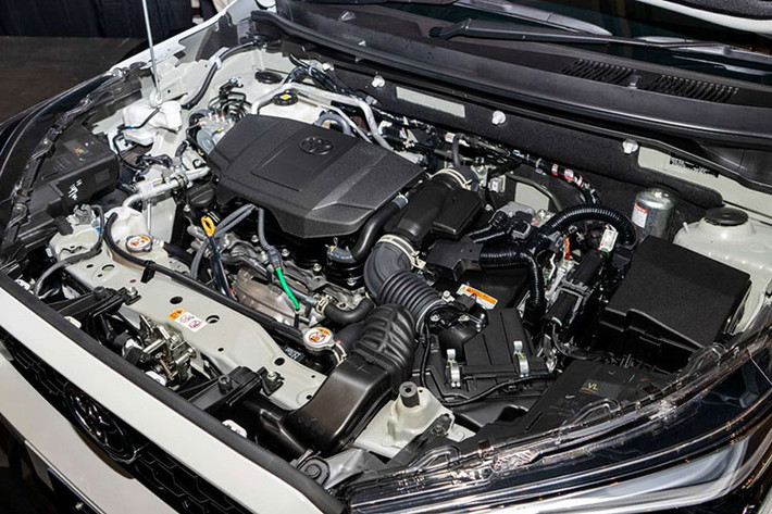 Thứ hai là hệ truyền động hybrid, bao gồm máy xăng có mã 2NR-VEX, tạo ra công suất tối đa 89 mã lực và mô-men xoắn cực đại 121 Nm. Động cơ kết hợp với mô-tơ điện mạnh 79 mã lực và 141 Nm, hộp số e-CVT cũng như pin lithium-ion.