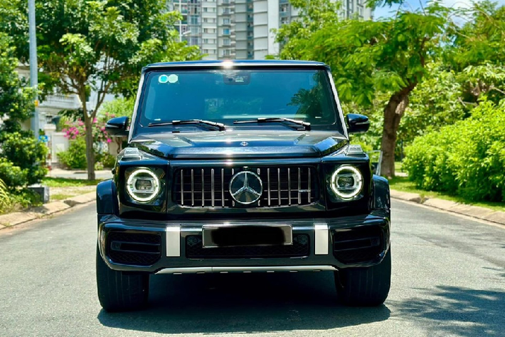 Nói về dòng xe SUV hạng sang trên 10 tỷ đồng tại thị trường Việt Nam, trong gần 5 năm vừa qua, không có sự lựa chọn nào hợp lý hơn cho xe Mercedes-AMG G63 hạng sang, thiết kế đẹp, nội thất vừa đủ dùng và quan trọng, đây là 1 trong những mẫu xe SUV dù trải qua nhiều thập kỷ phát triển, nhưng thiết kế tổng thể của xe không thay đổi quá nhiều.