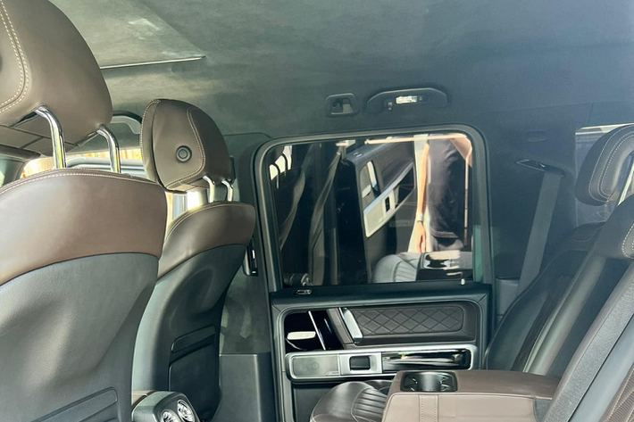 Công bằng mà nói, Mercedes-AMG G63 thế hệ mới là chiếc xe Mercedes-Benz G-Class đẹp nhất trong hàng thập kỷ qua, xe vừa pha trộn các đường nét cổ điển của mẫu cũ như thiết kế vuông vức, bánh xe dự phòng gắn trên cửa khoang hành lý được mở ngang, kiểu đóng cửa đầy phong cách còn có hệ thống đèn pha và đèn hậu LED rất dễ phân biệt.