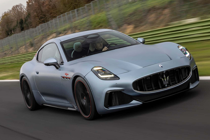Maserati trở lại thị trường Mỹ với mẫu GranTurismo 2024, phiên bản tiêu chuẩn Modena. Giá xe Maserati GranTurismo 2024 có mức khởi điểm từ 174.000 USD, còn phiên bản Trofeo có mức đắt đỏ hơn.