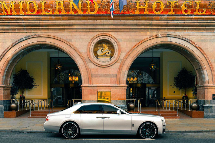 Thương hiệu "Rolls-Royce" được đặt theo tên của Charles Rolls và Henry Royce, hai nhà sáng lập đã gặp nhau lần đầu tiên vào năm 1904 tại khách sạn Midland, thành phố Manchester, đánh dấu nên "chiếc xe hơi tốt nhất thế giới". Manchester là thành phố quan trọng trong lịch sử kéo dài hàng thế kỷ của Rolls-Royce và sau 119 năm đã trở thành nguồn cảm hứng cá nhân hóa chiếc Rolls-Royce Ghost đặc biệt.