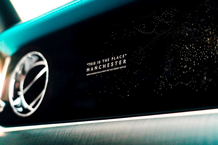 Cột C của chiếc Rolls-Royce Ghost Manchester đặc biệt này có họa tiết lấy cảm hứng từ con ong màu Turchese (màu ngọc lam). Đồng thời biểu tượng Manchester Bee cũng được thêu trên miếng đệm ghế trước và sau.