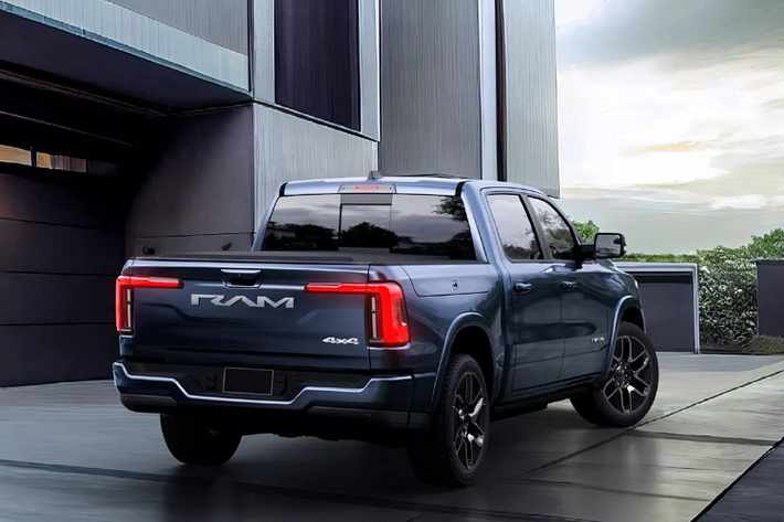Ngoại hình mẫu xe bán tải Ram 1500 REV 2024 này thiếu đi nét đột phá như các đối thủ Ford F-150 Lightning hay Chevrolet Silverado EV. Kiểu dáng tổng thể được giữ nguyên và chỉ tạo ra khác biệt ở các thành phần riêng lẻ để phần nào gợi nhớ đến bản concept.