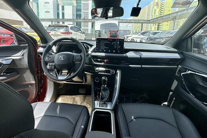 Bên trong xe, Toyota Yaris Cross 2023 ở thị trường Campuchia trang bị như ghế bọc da, vô lăng chỉnh 4 hướng tích hợp phím chức năng, chìa khóa thông minh, khởi động nút bấm, bảng đồng hồ với màn hình kỹ thuật số 7 inch, ghế trước chỉnh điện, màn hình cảm ứng trung tâm 10,1 inch, hỗ trợ Apple CarPlay/Android Auto, sạc điện thoại không dây, điều hòa tự động hay 2 cổng USB Type C và cửa gió ở hàng ghế sau.