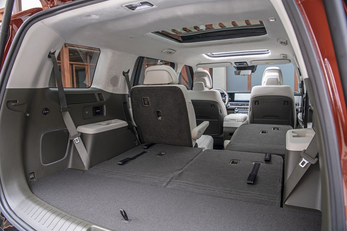 Không chỉ rộng rãi, nội thất của Hyundai SantaFe 2024 còn được thiết kế như không gian sống cho những ai ưa thích các hoạt động ngoài trời. Nội thất của xe đi kèm 3 hàng ghế với hàng ghế cuối được khẳng định là đủ chỗ cho hành khách cao 1,8 m. Ngoài ra, hàng ghế cuối còn có đủ giá để ly, cổng sạc điện, cổng USB và cửa gió điều hòa.