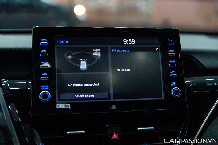 Trang bị trên Toyota Camry Hybrid mới như xe sang với bệ tỳ tay phía sau có màn hình cảm ứng chỗi nút điều khiển ghế, radio, âm lượng, rèm che nắng, điều hòa. Xe còn được trang bị HUD (hiển thị thông tin trên kính lái) cùng nhiều công nghệ an toàn khác.