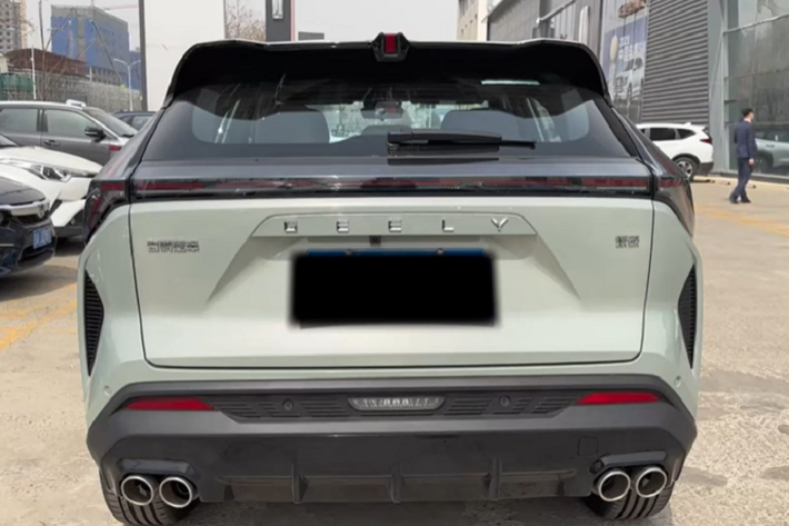 Cung cấp sức mạnh cho xe Geely Boyue Cool đến từ động cơ phun xăng trực tiếp 4 xi-lanh 1.5TD với công suất tối đa 133 mã lực và mô-men xoắn cực đại 290 Nm, kết hợp với hộp số DCT 7 cấp. Thời gian tăng tốc 0 – 100 km/h chính thức của nó là 7,9 giây và mức tiêu thụ nhiên liệu WLTC là 6,29 lít/100km.
