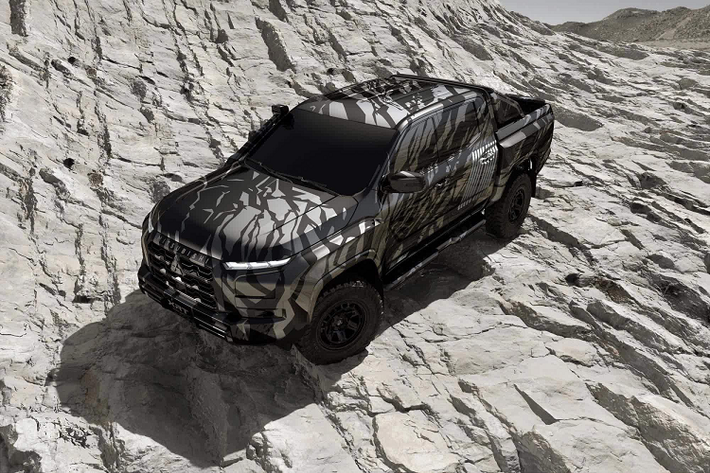 Mitsubishi Triton hiện hành là bản nâng cấp giữa vòng đời (facelift) của thế hệ Triton thứ 5, ra mắt tại Việt Nam từ cuối năm 2019. Tổng kết năm 2022, Triton là mẫu xe bán chạy thứ 2 tại phân khúc xe bán tải với doanh số 4.789 xe, xếp trên Mazda BT-50 (758 xe) và Isuzu D-Max (757 xe) nhưng đứng dưới Ford Ranger với 16.477 xe.