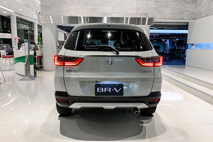 Thiết kế của Honda BR-V thế hệ mới được đánh giá là thời trang và cuốn hút hơn hẳn so với thế hệ đầu tiên. Về ngoại thất, Honda BR-V sở hữu phong cách thiết kế cứng cáp, nam tính.