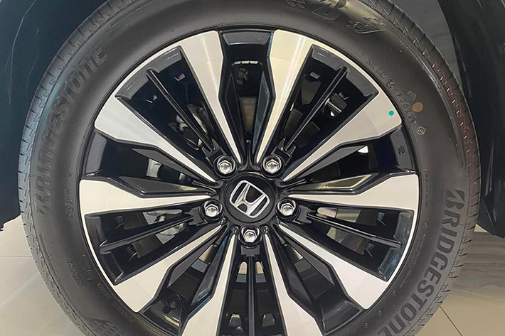 Đồng thời, mẫu xe MPV mới nhà Honda còn được trang bị đèn pha LED hoàn toàn tự động thích ứng, lưới tản nhiệt cỡ lớn. Một số chi tiết ngoại thất nổi bật khác như la-zăng 17 inch, đèn hậu dạng LED dạng nổi...