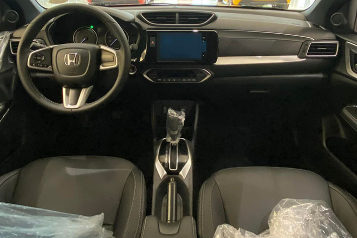 Bên trong khoang cabin, Honda BR-V 2023 có thiết kế khá giống CR-V với màn hình 7 inch ở trung tâm. Xe được bố trí 3 hàng ghế với 7 chỗ ngồi nhưng hàng ghế cuối chỉ dành cho trẻ em.