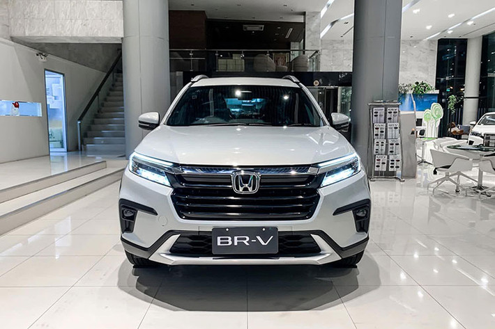 Honda BR-V 2023 mới hiện vẫn chưa được các đại lý tại Việt Nam nhận cọc và giá bán của xe vẫn chưa được tiết lộ. Tuy nhiên theo một số nguồn tin cho hay, mẫu MPV này sẽ được phân phối tại Việt Nam theo hình thức nhập khẩu nguyên chiếc từ Indonesia.