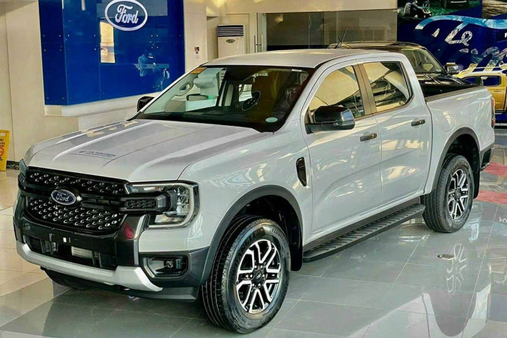 Trong suốt nhiều năm qua, Ford Ranger liên tục là mẫu xe bán tải đắt khách nhất tại Việt Nam. Trong quý I năm nay, mẫu xe này sở hữu doanh số cộng dồn lên đến 3.656 xe, bỏ xa các đối thủ như Mitsubishi Triton, Toyota Hilux hay Isuzu D-Max. Thậm chí, kết quả của Ford Ranger còn cao hơn nhiều so với doanh số của tất cả các đối thủ cộng lại.
