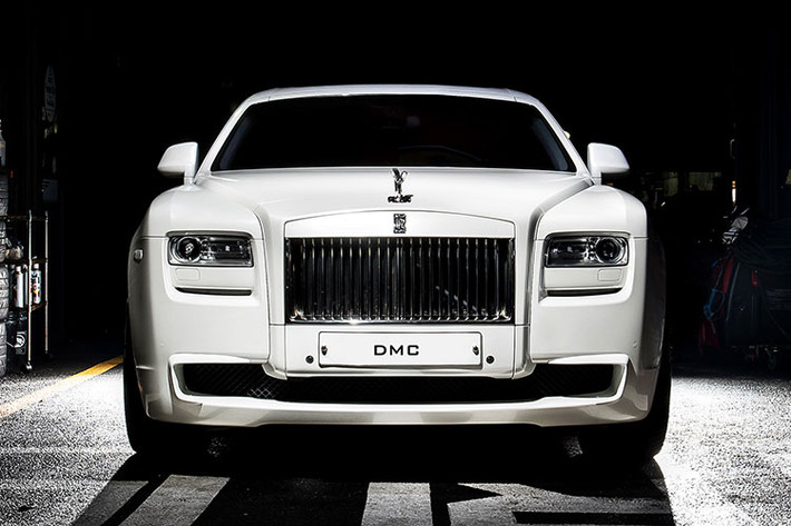 Nguồn gốc của Spirit of Ecstasy mang nhiều yếu tố truyền thuyết và thần thoại, đồng thời liên quan đến những sự thật được ghi lại trong lịch sử, với một số chi tiết bí ẩn vẫn đang bị che giấu. Câu chuyện của nó liên quan đến nhiều nhân vật mấu chốt trong lịch sử Rolls-Royce, bao gồm vị giám đốc điều hành đầu tiên của hãng, Claude Johnson.