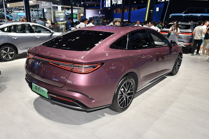 Bước vào bên trong khoang lái, BYD Seal DM-i 2023 có bảng điều khiển trung tâm tiếp nối bố cục tổng thể của các mẫu Ocean series trước đó. Thanh pha lê trong suốt được dát làm lõi hình ảnh của bảng điều khiển phụ và cùng với một nhóm các nút cơ tạo thành "trái tim của trung tâm điều khiển đại dương”.