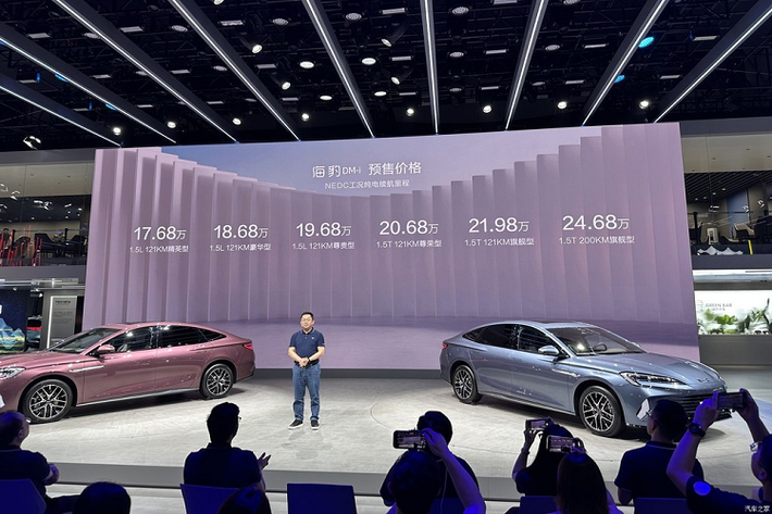 Triển lãm ô tô Thành Đô 2023 đã chính thức khai mạc vào ngày 25/8. Tại địa điểm diễn ra sự kiện, có khá nhiều hãng xe đã mang đến các sản phẩm chủ lực để trưng bày, trong số này, BYD đã chính thức công bố giá bán trước cho mẫu sedan cỡ trung của mình là Seal DM-i. Đây là động thái khá quan trọng để BYD có thể đo được mức độ phủ sóng của BYD Seal DM-i 2023 mới ra sao trong sự kiện xe khá lớn ở Trung Quốc.