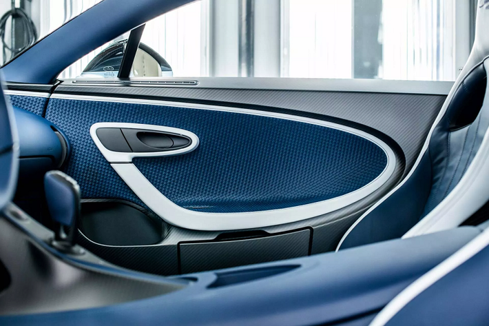 Lần đầu tiên, Bugatti áp dụng chất liệu da dệt thủ công tại các bề mặt tapi cửa, bảng taplo, tựa tay trung tâm. Chiều dài của những sợi da riêng lẻ có thể lớn hơn 2.500 m.