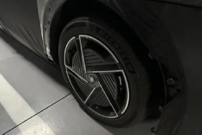 Dù được ngụy trang kín mít nhưng nhiều người vẫn có thể nhận ra mẫu xe SUV điện Hyundai Ioniq 5 facelift được trang bị bộ mâm khí động học mới. Xe còn có thêm gạt mưa phía sau. Trước đây, trang bị này vốn chỉ xuất hiện trên bản hiệu suất cao N. Ngoài ra, cảm ứng hỗ trợ đỗ xe đã đổi vị trí trên cản trước, cản sau có vẻ cũng đã được thiết kế lại.