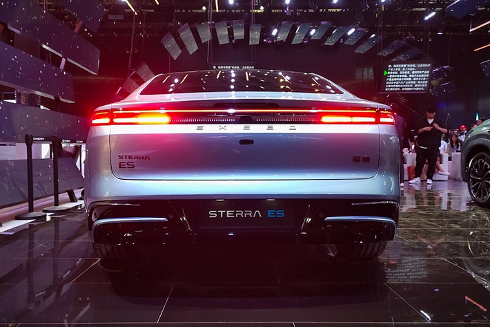 Đằng sau Sterra ES là dải đèn hậu LED nằm vắt ngang, gợi liên tưởng đến xe sang Porsche. Phía trên đèn hậu là cánh gió sau nối mượt mà với phần nóc, mang đến thiết kế fastback cho mẫu sedan thuần điện này. Cửa cốp đi kèm dòng chữ "Exeed" trong khi cản sau sơn màu đen bóng, trang trí bằng 2 nẹp hình chữ "L".