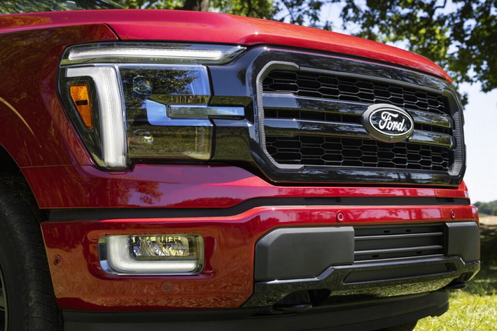 Trong suốt nhiều năm qua, F-150 luôn là dòng xe bán chạy nhất của thương hiệu Ford nói riêng và toàn thị trường Mỹ nói chung. Không để "gà đẻ trứng vàng" mất sức hút, hãng Ford đã tung ra phiên bản nâng cấp của dòng xe này ở thị trường Mỹ. Ở phiên bản Ford F-150 2024 mới không chỉ được làm mới thiết kế mà còn có thêm trang bị.