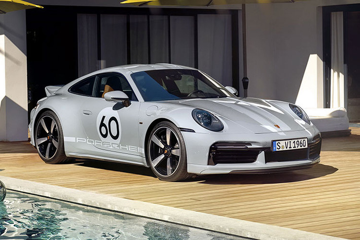 Porsche 911 Sport Classic ra mắt toàn cầu vào tháng 4/2022. Đây là phiên bản gợi nhớ phong cách cổ điển với cánh gió đuôi vịt. Phiên bản này thực chất phát triển dựa trên nguyên mẫu 911 Turbo, với cản trước, cản sau cùng một số chi tiết khác tương tự phiên bản hiệu năng cao của dòng xe 911.