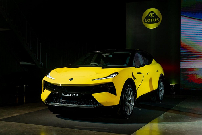 Lotus Eletre 2024 mới là mẫu SUV thuần điện đã lần đầu tiên trình làng vào hồi tháng 3/2022 và hiện đã được bán ở thị trường Malaysia. Sau Malaysia, hãng Lotus đã tiếp tục giới thiệu Eletre ở một thị trường Đông Nam Á khác là Thái Lan.