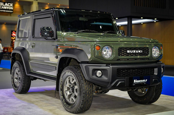 Trang bị nội thất của mẫu SUV được mệnh danh "tiểu Mercedes-Benz G-Class" này cũng khá cơ bản với ghế bọc nỉ màu đen, ghế lái chỉnh tay 6 hướng, ghế phụ lái chỉnh tay 4 hướng, ghế sau gập 50:50, vô lăng 3 chấu bọc da, chỉnh 2 hướng, tích hợp phím chỉnh âm lượng/đàm thoại rảnh tay và cửa sổ tự động, chống kẹt bên ghế lái.