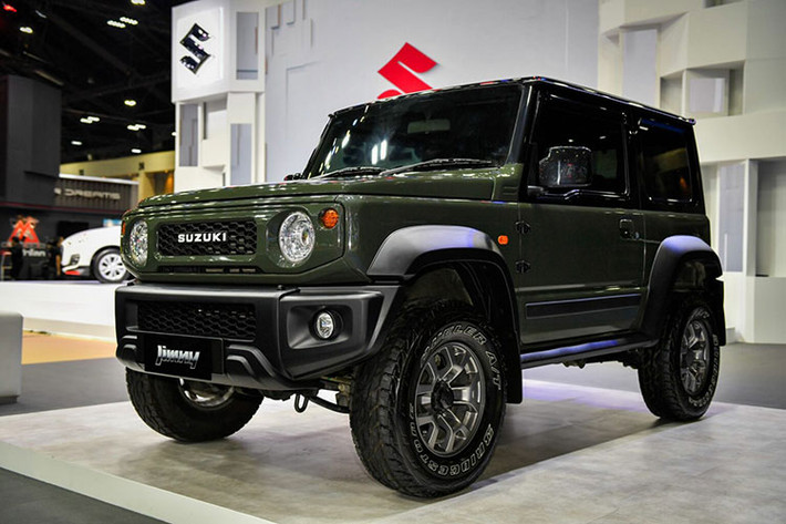 Hiện các đại lý đã bắt đầu nhận cọc dành cho mẫu SUV bé hạt tiêu này. Nhân viên tư vấn bán hàng tại đại lý cho biết Suzuki Jimny tại Việt Nam sẽ chỉ có phiên bản 3 cửa, nhập khẩu nguyên chiếc từ Nhật Bản và giá bán không quá 800 triệu đồng.