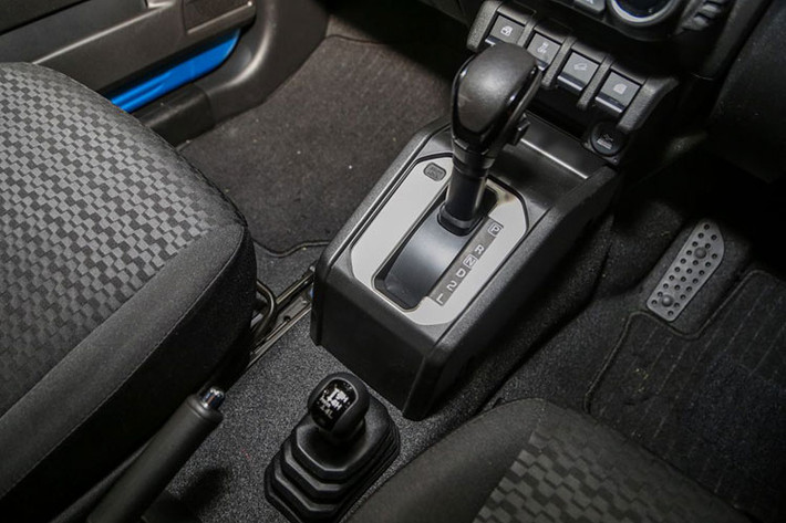 Động cơ của Suzuki Jimny 1.5 AT 4WD 2023 vẫn là máy xăng 4 xi-lanh, dung tích 1.5L, sản sinh công suất tối đa 102 mã lực tại tua máy 6.000 vòng/phút và mô-men xoắn cực đại 130 Nm tại tua máy 4.000 vòng/phút. Động cơ kết hợp với hộp số tự động 4 cấp và hệ dẫn động 4 bánh.