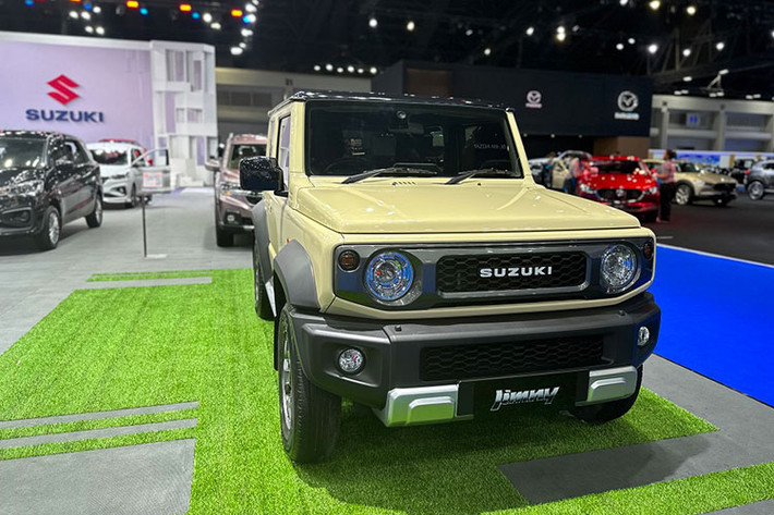 Tuy nhiên, chỉ có đúng 50 chiếc Suzuki Jimny 1.5 AT 4WD 2023 được nhập khẩu vào Thái Lan với giá lên đến 1,76 triệu Baht (khoảng 1,214 tỷ đồng). Với phiên bản ngoại thất sơn 2 màu, giá bán sẽ tăng lên mức 1,79 triệu Baht (1,235 tỷ đồng). Như vậy, Suzuki Jimny 1.5 AT 4WD 2023 có giá còn cao hơn cả Honda CR-V thế hệ mới vừa ra mắt tại Thái Lan.