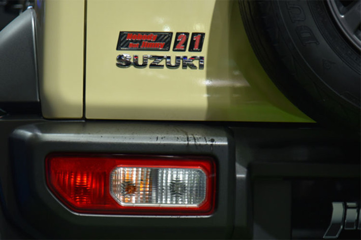 Hiện hãng Suzuki đã bắt đầu nhận cọc cho Suzuki Jimny 1.5 AT 4WD ở Thái Lan. Vì số lượng giới hạn nên Suzuki sẽ tổ chức quay xổ số trên trang web chính hãng tại Thái Lan vào đầu tháng sau để chọn khách hàng mua mẫu SUV cỡ nhỏ này. So với phiên bản cũ bán tại Thái Lan, Suzuki Jimny 1.5 AT 4WD 2023 không có gì khác biệt.