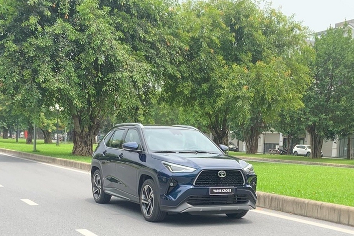 Trong tháng 9/2023, thị trường ôtô Việt Nam sẽ đón nhận ít nhất 10 mẫu xe mới. Trong số đó, có cả mẫu SUV cỡ B Toyota Yaris Cross 2023 mới. Theo công bố của Toyota Việt Nam, Yaris Cross sẽ chính thức ra mắt vào ngày 19/9 tới đây. Trước thời điểm đó, mẫu xe này đã xuất hiện trên đường phố Việt Nam, giúp chúng ta có cái nhìn thực tế hơn về thiết kế của tân binh nhà Toyota.