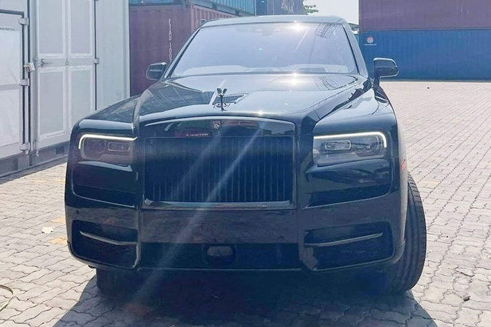 Ngoài chiếc SUV hạng sang Mercedes-AMG G63 hơn 11 tỷ bị bỏ rơi này, ở cảng Hải Phòng còn có xe siêu sang Rolls-Royce Cullinan trị giá khoảng 40 tỷ đồng và Mercedes-Benz GLS 63 hơn 10 tỷ khác cũng đã được Chi cục Hải quan cửa khẩu cảng Đình Vũ phát thông báo tìm chủ.