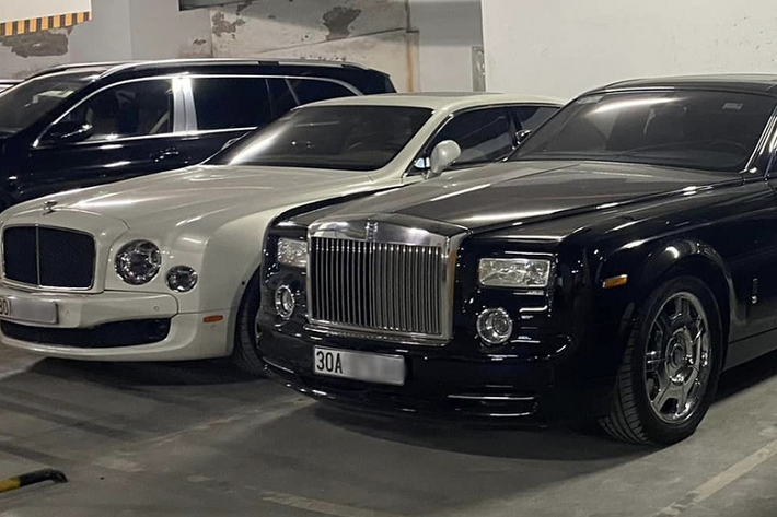 Trong garage xe ở Mường Thanh tại Hà Nội, lúc nào cũng có 1 dàn xe VIP với các thương hiệu xe đắt tiền như Mercedes-Benz, Rolls-Royce hay Bentley luôn túc trực 24/24 để phục vụ chủ nhân, ông Lê Thanh Thản, hay còn được biết đến với biệt danh thân quen, "đại gia điếu cày". Thú vị hơn là trong số dàn xe hay phục vụ ông Lê Thanh Thản tuyệt nhiên không có 1 xe gầm thấp nào, chỉ có các xe siêu sang hoặc xe SUV.