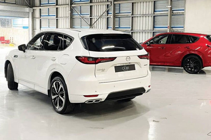 Dù dùng động cơ nào, Mazda CX-60 cũng được trang bị hộp số tự động 8 cấp tiêu chuẩn. Ngoài ra, xe còn được trang bị hệ dẫn động 1 cầu hoặc 2 cầu, tùy phiên bản. Bên cạnh động cơ đa dạng, mẫu SUV hạng trung tiệm cận xe sang này ở Nhật Bản còn có những trang bị đáng chú ý như hệ thống đèn LED từ trước ra sau và các loại vành hợp kim với đường kính từ 18 - 20 inch.