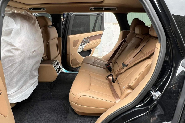Hình ảnh cho các "thương lái" đăng tải cho thấy, ngoại thất chiếc Range Rover SE LWB đang được chào bán 12 tỷ đồng có màu đen cùng với các chi tiết mạ crôm sáng bóng hay bộ la-zăng của xe được sơn 2 tông màu tương phản.