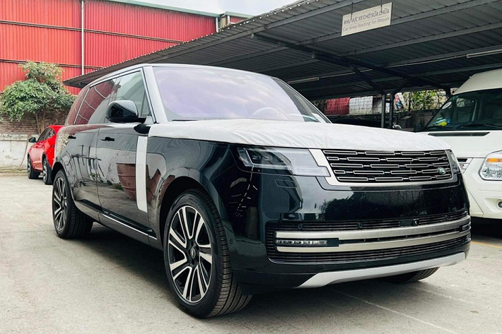 Chính vì điều này mà một chiếc SUV hạng sang Range Rover 2023 thế hệ mới nhất đang được 1 số "thương lái" rao bán với giá 12 tỷ đồng kèm thêm lời hứa xe mới tinh, có sẵn, nhập khẩu chính hãng và thuộc phiên bản SE LWB đã thu hút sự quan tâm của không ít người.