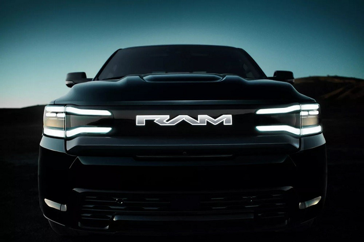 So với phiên bản dùng động cơ đốt trong, mẫu xe bán tải Ram 1500 REV 2024 có những chi tiết thiết kế riêng như đèn pha LED, bao quanh bằng dải đèn LED định vị ban ngày nằm song song với nhau.