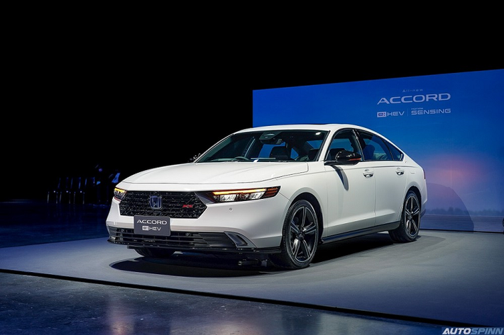 Vào hồi tháng 8 năm nay, hãng Honda đã mang Accord thế hệ mới đến trưng bày tại triển lãm Ô tô Quốc tế Gaikindo Indonesia (GIIAS) 2023. Tuy nhiên, thị trường Đông Nam Á đầu tiên có thể mua mẫu sedan hạng D này lại là Thái Lan. Vào ngày 29/9/2023, Honda Accord 2024 mới đã ra mắt thị trường Thái Lan với 3 phiên bản là E, EL và RS.