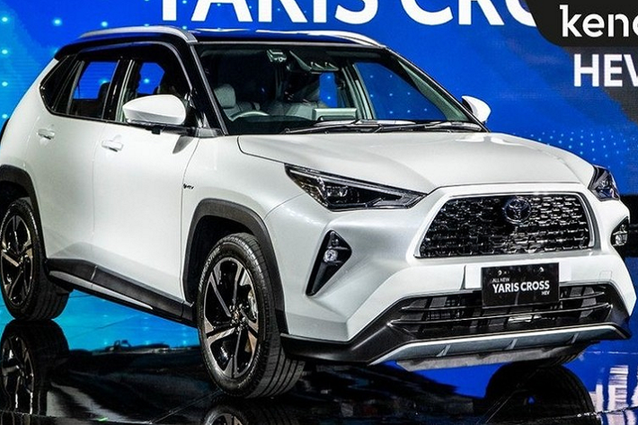 Trong khi đó, trên cản trước xuất hiện hốc gió trung tâm rộng và hốc đèn sương mù hình tam giác, sơn màu đen bóng. Bên dưới cản trước còn có thêm tấm ốp gầm màu bạc. Vòng sang bên sườn, chúng ta sẽ bắt gặp hốc bánh vuông vức và thiết kế cửa sổ khá giống với đàn anh Toyota Corolla Cross.